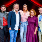 Die Kabarett Talente Show 2026 (1/2) - Neue Talente braucht das Land: Nina Hartmann begibt sich in einer neuen Ausgabe auf die Suche nach den spannendsten und besten Talenten der heimischen Kleinkunst, Comedy und Satire. Unterstützt wird sie dabei von einer namhaften Jury, bestehend aus Kabarettikonen wie Tricky Niki, Herbert Haider von den Comedy Hirten, Herbert Steinböck oder Flo und Wisch. Wer kann das Publikum und die Jury am meisten überzeugen? Die Kabarett Talente Show powered by Österreichischen Lotterien ist ein verlässlicher Garant, Newcomern ein Sprungbrett zu ermöglichen. Der/die Gewinner/in erhält einen fixen Auftritt beim Wiener Kabarettfestival. Im Bild: Sebastian Humi, Herbert Haider, Nina Hartmann, Alexandra Oetzlinger, Thomas Korponay-Pfeifer. - SENDUNG: ORFIII - DO - 18.06.2026 - 21:55 Uhr - Foto: ORF/Hubert Mican - Veröffentlichung honorarfrei nur für redaktionelle Berichterstattung in Sendungszusammenhang und mit Copyrightangabe. Kontakt: foto@orf.at