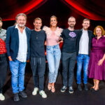 Die Kabarett Talente Show 2026 (1/2) - Neue Talente braucht das Land: Nina Hartmann begibt sich in einer neuen Ausgabe auf die Suche nach den spannendsten und besten Talenten der heimischen Kleinkunst, Comedy und Satire. Unterstützt wird sie dabei von einer namhaften Jury, bestehend aus Kabarettikonen wie Tricky Niki, Herbert Haider von den Comedy Hirten, Herbert Steinböck oder Flo und Wisch. Wer kann das Publikum und die Jury am meisten überzeugen? Die Kabarett Talente Show powered by Österreichischen Lotterien ist ein verlässlicher Garant, Newcomern ein Sprungbrett zu ermöglichen. Der/die Gewinner/in erhält einen fixen Auftritt beim Wiener Kabarettfestival. Im Bild: Sebastian Humi, Herbert Haider, Andreas Schlintl, Nina Hartmann, Amar, Christian Mayer, Alexandra Oetzlinger, Thomas Korponay-Pfeifer. - SENDUNG: ORFIII - DO - 18.06.2026 - 21:55 Uhr - Foto: ORF/Hubert Mican - Veröffentlichung honorarfrei nur für redaktionelle Berichterstattung in Sendungszusammenhang und mit Copyrightangabe. Kontakt: foto@orf.at