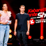 Die Kabarett Talente Show 2026 (1/2) - Neue Talente braucht das Land: Nina Hartmann begibt sich in einer neuen Ausgabe auf die Suche nach den spannendsten und besten Talenten der heimischen Kleinkunst, Comedy und Satire. Unterstützt wird sie dabei von einer namhaften Jury, bestehend aus Kabarettikonen wie Tricky Niki, Herbert Haider von den Comedy Hirten, Herbert Steinböck oder Flo und Wisch. Wer kann das Publikum und die Jury am meisten überzeugen? Die Kabarett Talente Show powered by Österreichischen Lotterien ist ein verlässlicher Garant, Newcomern ein Sprungbrett zu ermöglichen. Der/die Gewinner/in erhält einen fixen Auftritt beim Wiener Kabarettfestival. Im Bild: Nina Hartmann, Andreas Schlintl. - SENDUNG: ORFIII - DO - 18.06.2026 - 21:55 Uhr - Foto: ORF/Hubert Mican - Veröffentlichung honorarfrei nur für redaktionelle Berichterstattung in Sendungszusammenhang und mit Copyrightangabe. Kontakt: foto@orf.at