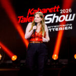 Die Kabarett Talente Show 2026 (1/2) - Neue Talente braucht das Land: Nina Hartmann begibt sich in einer neuen Ausgabe auf die Suche nach den spannendsten und besten Talenten der heimischen Kleinkunst, Comedy und Satire. Unterstützt wird sie dabei von einer namhaften Jury, bestehend aus Kabarettikonen wie Tricky Niki, Herbert Haider von den Comedy Hirten, Herbert Steinböck oder Flo und Wisch. Wer kann das Publikum und die Jury am meisten überzeugen? Die Kabarett Talente Show powered by Österreichischen Lotterien ist ein verlässlicher Garant, Newcomern ein Sprungbrett zu ermöglichen. Der/die Gewinner/in erhält einen fixen Auftritt beim Wiener Kabarettfestival. Im Bild: Yana Thaler. - SENDUNG: ORFIII - DO - 18.06.2026 - 21:55 Uhr - Foto: ORF/Hubert Mican - Veröffentlichung honorarfrei nur für redaktionelle Berichterstattung in Sendungszusammenhang und mit Copyrightangabe. Kontakt: foto@orf.at