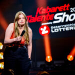 Die Kabarett Talente Show 2026 (1/2) - Neue Talente braucht das Land: Nina Hartmann begibt sich in einer neuen Ausgabe auf die Suche nach den spannendsten und besten Talenten der heimischen Kleinkunst, Comedy und Satire. Unterstützt wird sie dabei von einer namhaften Jury, bestehend aus Kabarettikonen wie Tricky Niki, Herbert Haider von den Comedy Hirten, Herbert Steinböck oder Flo und Wisch. Wer kann das Publikum und die Jury am meisten überzeugen? Die Kabarett Talente Show powered by Österreichischen Lotterien ist ein verlässlicher Garant, Newcomern ein Sprungbrett zu ermöglichen. Der/die Gewinner/in erhält einen fixen Auftritt beim Wiener Kabarettfestival. Im Bild: Yana Thaler. - SENDUNG: ORFIII - DO - 18.06.2026 - 21:55 Uhr - Foto: ORF/Hubert Mican - Veröffentlichung honorarfrei nur für redaktionelle Berichterstattung in Sendungszusammenhang und mit Copyrightangabe. Kontakt: foto@orf.at