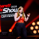 Die Kabarett Talente Show 2026 (1/2) - Neue Talente braucht das Land: Nina Hartmann begibt sich in einer neuen Ausgabe auf die Suche nach den spannendsten und besten Talenten der heimischen Kleinkunst, Comedy und Satire. Unterstützt wird sie dabei von einer namhaften Jury, bestehend aus Kabarettikonen wie Tricky Niki, Herbert Haider von den Comedy Hirten, Herbert Steinböck oder Flo und Wisch. Wer kann das Publikum und die Jury am meisten überzeugen? Die Kabarett Talente Show powered by Österreichischen Lotterien ist ein verlässlicher Garant, Newcomern ein Sprungbrett zu ermöglichen. Der/die Gewinner/in erhält einen fixen Auftritt beim Wiener Kabarettfestival. Im Bild: Yana Thaler. - SENDUNG: ORFIII - DO - 18.06.2026 - 21:55 Uhr - Foto: ORF/Hubert Mican - Veröffentlichung honorarfrei nur für redaktionelle Berichterstattung in Sendungszusammenhang und mit Copyrightangabe. Kontakt: foto@orf.at