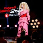 Die Kabarett Talente Show 2026 (1/2) - Neue Talente braucht das Land: Nina Hartmann begibt sich in einer neuen Ausgabe auf die Suche nach den spannendsten und besten Talenten der heimischen Kleinkunst, Comedy und Satire. Unterstützt wird sie dabei von einer namhaften Jury, bestehend aus Kabarettikonen wie Tricky Niki, Herbert Haider von den Comedy Hirten, Herbert Steinböck oder Flo und Wisch. Wer kann das Publikum und die Jury am meisten überzeugen? Die Kabarett Talente Show powered by Österreichischen Lotterien ist ein verlässlicher Garant, Newcomern ein Sprungbrett zu ermöglichen. Der/die Gewinner/in erhält einen fixen Auftritt beim Wiener Kabarettfestival. Im Bild: Kaisa Schmoan. - SENDUNG: ORFIII - DO - 18.06.2026 - 21:55 Uhr - Foto: ORF/Hubert Mican - Veröffentlichung honorarfrei nur für redaktionelle Berichterstattung in Sendungszusammenhang und mit Copyrightangabe. Kontakt: foto@orf.at