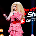 Die Kabarett Talente Show 2026 (1/2) - Neue Talente braucht das Land: Nina Hartmann begibt sich in einer neuen Ausgabe auf die Suche nach den spannendsten und besten Talenten der heimischen Kleinkunst, Comedy und Satire. Unterstützt wird sie dabei von einer namhaften Jury, bestehend aus Kabarettikonen wie Tricky Niki, Herbert Haider von den Comedy Hirten, Herbert Steinböck oder Flo und Wisch. Wer kann das Publikum und die Jury am meisten überzeugen? Die Kabarett Talente Show powered by Österreichischen Lotterien ist ein verlässlicher Garant, Newcomern ein Sprungbrett zu ermöglichen. Der/die Gewinner/in erhält einen fixen Auftritt beim Wiener Kabarettfestival. Im Bild: Kaisa Schmoan. - SENDUNG: ORFIII - DO - 18.06.2026 - 21:55 Uhr - Foto: ORF/Hubert Mican - Veröffentlichung honorarfrei nur für redaktionelle Berichterstattung in Sendungszusammenhang und mit Copyrightangabe. Kontakt: foto@orf.at
