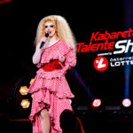 Die Kabarett Talente Show 2026 (1/2) - Neue Talente braucht das Land: Nina Hartmann begibt sich in einer neuen Ausgabe auf die Suche nach den spannendsten und besten Talenten der heimischen Kleinkunst, Comedy und Satire. Unterstützt wird sie dabei von einer namhaften Jury, bestehend aus Kabarettikonen wie Tricky Niki, Herbert Haider von den Comedy Hirten, Herbert Steinböck oder Flo und Wisch. Wer kann das Publikum und die Jury am meisten überzeugen? Die Kabarett Talente Show powered by Österreichischen Lotterien ist ein verlässlicher Garant, Newcomern ein Sprungbrett zu ermöglichen. Der/die Gewinner/in erhält einen fixen Auftritt beim Wiener Kabarettfestival. Im Bild: Kaisa Schmoan. - SENDUNG: ORFIII - DO - 18.06.2026 - 21:55 Uhr - Foto: ORF/Hubert Mican - Veröffentlichung honorarfrei nur für redaktionelle Berichterstattung in Sendungszusammenhang und mit Copyrightangabe. Kontakt: foto@orf.at
