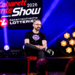 Die Kabarett Talente Show 2026 (1/2) - Neue Talente braucht das Land: Nina Hartmann begibt sich in einer neuen Ausgabe auf die Suche nach den spannendsten und besten Talenten der heimischen Kleinkunst, Comedy und Satire. Unterstützt wird sie dabei von einer namhaften Jury, bestehend aus Kabarettikonen wie Tricky Niki, Herbert Haider von den Comedy Hirten, Herbert Steinböck oder Flo und Wisch. Wer kann das Publikum und die Jury am meisten überzeugen? Die Kabarett Talente Show powered by Österreichischen Lotterien ist ein verlässlicher Garant, Newcomern ein Sprungbrett zu ermöglichen. Der/die Gewinner/in erhält einen fixen Auftritt beim Wiener Kabarettfestival. Im Bild: Amar (Alltagsprolet) - SENDUNG: ORFIII - DO - 18.06.2026 - 21:55 Uhr - Foto: ORF/Hubert Mican - Veröffentlichung honorarfrei nur für redaktionelle Berichterstattung in Sendungszusammenhang und mit Copyrightangabe. Kontakt: foto@orf.at