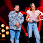 Die Kabarett Talente Show 2026 (1/2) - Neue Talente braucht das Land: Nina Hartmann begibt sich in einer neuen Ausgabe auf die Suche nach den spannendsten und besten Talenten der heimischen Kleinkunst, Comedy und Satire. Unterstützt wird sie dabei von einer namhaften Jury, bestehend aus Kabarettikonen wie Tricky Niki, Herbert Haider von den Comedy Hirten, Herbert Steinböck oder Flo und Wisch. Wer kann das Publikum und die Jury am meisten überzeugen? Die Kabarett Talente Show powered by Österreichischen Lotterien ist ein verlässlicher Garant, Newcomern ein Sprungbrett zu ermöglichen. Der/die Gewinner/in erhält einen fixen Auftritt beim Wiener Kabarettfestival. Im Bild: Martin Weinzerl, Nina Hartmann. - SENDUNG: ORFIII - DO - 18.06.2026 - 21:55 Uhr - Foto: ORF/Hubert Mican - Veröffentlichung honorarfrei nur für redaktionelle Berichterstattung in Sendungszusammenhang und mit Copyrightangabe. Kontakt: foto@orf.at