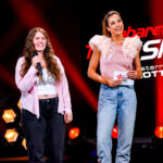 Die Kabarett Talente Show 2026 (1/2) - Neue Talente braucht das Land: Nina Hartmann begibt sich in einer neuen Ausgabe auf die Suche nach den spannendsten und besten Talenten der heimischen Kleinkunst, Comedy und Satire. Unterstützt wird sie dabei von einer namhaften Jury, bestehend aus Kabarettikonen wie Tricky Niki, Herbert Haider von den Comedy Hirten, Herbert Steinböck oder Flo und Wisch. Wer kann das Publikum und die Jury am meisten überzeugen? Die Kabarett Talente Show powered by Österreichischen Lotterien ist ein verlässlicher Garant, Newcomern ein Sprungbrett zu ermöglichen. Der/die Gewinner/in erhält einen fixen Auftritt beim Wiener Kabarettfestival. Im Bild: Romana Bertlwieser, Nina Hartmann. - SENDUNG: ORFIII - DO - 18.06.2026 - 21:55 Uhr - Foto: ORF/Hubert Mican - Veröffentlichung honorarfrei nur für redaktionelle Berichterstattung in Sendungszusammenhang und mit Copyrightangabe. Kontakt: foto@orf.at