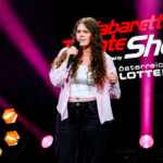 Die Kabarett Talente Show 2026 (1/2) - Neue Talente braucht das Land: Nina Hartmann begibt sich in einer neuen Ausgabe auf die Suche nach den spannendsten und besten Talenten der heimischen Kleinkunst, Comedy und Satire. Unterstützt wird sie dabei von einer namhaften Jury, bestehend aus Kabarettikonen wie Tricky Niki, Herbert Haider von den Comedy Hirten, Herbert Steinböck oder Flo und Wisch. Wer kann das Publikum und die Jury am meisten überzeugen? Die Kabarett Talente Show powered by Österreichischen Lotterien ist ein verlässlicher Garant, Newcomern ein Sprungbrett zu ermöglichen. Der/die Gewinner/in erhält einen fixen Auftritt beim Wiener Kabarettfestival. Im Bild: Romana Bertlwieser. - SENDUNG: ORFIII - DO - 18.06.2026 - 21:55 Uhr - Foto: ORF/Hubert Mican - Veröffentlichung honorarfrei nur für redaktionelle Berichterstattung in Sendungszusammenhang und mit Copyrightangabe. Kontakt: foto@orf.at