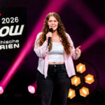 Die Kabarett Talente Show 2026 (1/2) - Neue Talente braucht das Land: Nina Hartmann begibt sich in einer neuen Ausgabe auf die Suche nach den spannendsten und besten Talenten der heimischen Kleinkunst, Comedy und Satire. Unterstützt wird sie dabei von einer namhaften Jury, bestehend aus Kabarettikonen wie Tricky Niki, Herbert Haider von den Comedy Hirten, Herbert Steinböck oder Flo und Wisch. Wer kann das Publikum und die Jury am meisten überzeugen? Die Kabarett Talente Show powered by Österreichischen Lotterien ist ein verlässlicher Garant, Newcomern ein Sprungbrett zu ermöglichen. Der/die Gewinner/in erhält einen fixen Auftritt beim Wiener Kabarettfestival. Im Bild: Romana Bertlwieser. - SENDUNG: ORFIII - DO - 18.06.2026 - 21:55 Uhr - Foto: ORF/Hubert Mican - Veröffentlichung honorarfrei nur für redaktionelle Berichterstattung in Sendungszusammenhang und mit Copyrightangabe. Kontakt: foto@orf.at