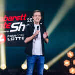 Die Kabarett Talente Show 2026 (1/2) - Neue Talente braucht das Land: Nina Hartmann begibt sich in einer neuen Ausgabe auf die Suche nach den spannendsten und besten Talenten der heimischen Kleinkunst, Comedy und Satire. Unterstützt wird sie dabei von einer namhaften Jury, bestehend aus Kabarettikonen wie Tricky Niki, Herbert Haider von den Comedy Hirten, Herbert Steinböck oder Flo und Wisch. Wer kann das Publikum und die Jury am meisten überzeugen? Die Kabarett Talente Show powered by Österreichischen Lotterien ist ein verlässlicher Garant, Newcomern ein Sprungbrett zu ermöglichen. Der/die Gewinner/in erhält einen fixen Auftritt beim Wiener Kabarettfestival. Im Bild: Christian Mayer. - SENDUNG: ORFIII - DO - 18.06.2026 - 21:55 Uhr - Foto: ORF/Hubert Mican - Veröffentlichung honorarfrei nur für redaktionelle Berichterstattung in Sendungszusammenhang und mit Copyrightangabe. Kontakt: foto@orf.at