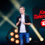 Die Kabarett Talente Show 2026 (1/2) - Neue Talente braucht das Land: Nina Hartmann begibt sich in einer neuen Ausgabe auf die Suche nach den spannendsten und besten Talenten der heimischen Kleinkunst, Comedy und Satire. Unterstützt wird sie dabei von einer namhaften Jury, bestehend aus Kabarettikonen wie Tricky Niki, Herbert Haider von den Comedy Hirten, Herbert Steinböck oder Flo und Wisch. Wer kann das Publikum und die Jury am meisten überzeugen? Die Kabarett Talente Show powered by Österreichischen Lotterien ist ein verlässlicher Garant, Newcomern ein Sprungbrett zu ermöglichen. Der/die Gewinner/in erhält einen fixen Auftritt beim Wiener Kabarettfestival. Im Bild: Christian Mayer. - SENDUNG: ORFIII - DO - 18.06.2026 - 21:55 Uhr - Foto: ORF/Hubert Mican - Veröffentlichung honorarfrei nur für redaktionelle Berichterstattung in Sendungszusammenhang und mit Copyrightangabe. Kontakt: foto@orf.at