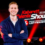 Die Kabarett Talente Show 2026 (2/2) - Neue Talente braucht das Land: Nina Hartmann begibt sich wieder auf die Suche nach den spannendsten und besten Talenten der heimischen Kleinkunst, Comedy und Satire. Unterstützt wird sie dabei von einer namhaften Jury, bestehend aus Kabarettstars. Wer kann das Publikum und die Jury am meisten überzeugen? Die Kabarett Talente Show powered by Österreichischen Lotterien ist ein verlässlicher Garant, Newcomern ein Sprungbrett zu ermöglichen. Der/die Gewinner/in erhält einen fixen Auftritt beim Wiener Kabarettfestival. Im Bild: Robert Vock. - SENDUNG: ORFIII - DO - 18.06.2026 - 23:00 Uhr - Foto: ORF/Hubert Mican - Veröffentlichung honorarfrei nur für redaktionelle Berichterstattung in Sendungszusammenhang und mit Copyrightangabe. Kontakt: foto@orf.at