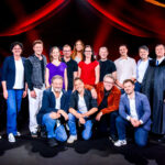 Die Kabarett Talente Show 2026 (2/2) - Neue Talente braucht das Land: Nina Hartmann begibt sich wieder auf die Suche nach den spannendsten und besten Talenten der heimischen Kleinkunst, Comedy und Satire. Unterstützt wird sie dabei von einer namhaften Jury, bestehend aus Kabarettstars. Wer kann das Publikum und die Jury am meisten überzeugen? Die Kabarett Talente Show powered by Österreichischen Lotterien ist ein verlässlicher Garant, Newcomern ein Sprungbrett zu ermöglichen. Der/die Gewinner/in erhält einen fixen Auftritt beim Wiener Kabarettfestival. Im Bild: Robert Vock, Claudia Reithner, Roman Josef Schwendt, Herbert Heider, Heidi Hödl-Tomitsch, Marco Luley, Tricky Niki, Nina Hartmann, Brigitte Huber, Stefan Hödl-Tomitsch, Herbert Steinböck, Mark Kautschek, David Krammer, Maximilian Modl, Michael Lanzinger, Michael Heiden. - SENDUNG: ORFIII - DO - 18.06.2026 - 23:00 Uhr - Foto: ORF/Hubert Mican - Veröffentlichung honorarfrei nur für redaktionelle Berichterstattung in Sendungszusammenhang und mit Copyrightangabe. Kontakt: foto@orf.at