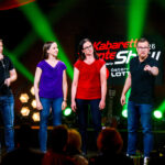 Die Kabarett Talente Show 2026 (2/2) - Neue Talente braucht das Land: Nina Hartmann begibt sich wieder auf die Suche nach den spannendsten und besten Talenten der heimischen Kleinkunst, Comedy und Satire. Unterstützt wird sie dabei von einer namhaften Jury, bestehend aus Kabarettstars. Wer kann das Publikum und die Jury am meisten überzeugen? Die Kabarett Talente Show powered by Österreichischen Lotterien ist ein verlässlicher Garant, Newcomern ein Sprungbrett zu ermöglichen. Der/die Gewinner/in erhält einen fixen Auftritt beim Wiener Kabarettfestival. Im Bild: Veni Vidi Witzki. Stefan Hödl-Tomitsch, Heidi Hödl-Tomitsch, Brigitte Huber, Marco Luley. - SENDUNG: ORFIII - DO - 18.06.2026 - 23:00 Uhr - Foto: ORF/Hubert Mican - Veröffentlichung honorarfrei nur für redaktionelle Berichterstattung in Sendungszusammenhang und mit Copyrightangabe. Kontakt: foto@orf.at