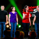 Die Kabarett Talente Show 2026 (2/2) - Neue Talente braucht das Land: Nina Hartmann begibt sich wieder auf die Suche nach den spannendsten und besten Talenten der heimischen Kleinkunst, Comedy und Satire. Unterstützt wird sie dabei von einer namhaften Jury, bestehend aus Kabarettstars. Wer kann das Publikum und die Jury am meisten überzeugen? Die Kabarett Talente Show powered by Österreichischen Lotterien ist ein verlässlicher Garant, Newcomern ein Sprungbrett zu ermöglichen. Der/die Gewinner/in erhält einen fixen Auftritt beim Wiener Kabarettfestival. Im Bild: Veni Vidi Witzki. Stefan Hödl-Tomitsch, Heidi Hödl-Tomitsch, Brigitte Huber, Marco Luley. - SENDUNG: ORFIII - DO - 18.06.2026 - 23:00 Uhr - Foto: ORF/Hubert Mican - Veröffentlichung honorarfrei nur für redaktionelle Berichterstattung in Sendungszusammenhang und mit Copyrightangabe. Kontakt: foto@orf.at