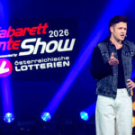 Die Kabarett Talente Show 2026 (2/2) - Neue Talente braucht das Land: Nina Hartmann begibt sich wieder auf die Suche nach den spannendsten und besten Talenten der heimischen Kleinkunst, Comedy und Satire. Unterstützt wird sie dabei von einer namhaften Jury, bestehend aus Kabarettstars. Wer kann das Publikum und die Jury am meisten überzeugen? Die Kabarett Talente Show powered by Österreichischen Lotterien ist ein verlässlicher Garant, Newcomern ein Sprungbrett zu ermöglichen. Der/die Gewinner/in erhält einen fixen Auftritt beim Wiener Kabarettfestival. Im Bild: Roman Josef Schwendt. - SENDUNG: ORFIII - DO - 18.06.2026 - 23:00 Uhr - Foto: ORF/Hubert Mican - Veröffentlichung honorarfrei nur für redaktionelle Berichterstattung in Sendungszusammenhang und mit Copyrightangabe. Kontakt: foto@orf.at