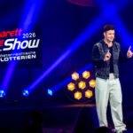 Die Kabarett Talente Show 2026 (2/2) - Neue Talente braucht das Land: Nina Hartmann begibt sich wieder auf die Suche nach den spannendsten und besten Talenten der heimischen Kleinkunst, Comedy und Satire. Unterstützt wird sie dabei von einer namhaften Jury, bestehend aus Kabarettstars. Wer kann das Publikum und die Jury am meisten überzeugen? Die Kabarett Talente Show powered by Österreichischen Lotterien ist ein verlässlicher Garant, Newcomern ein Sprungbrett zu ermöglichen. Der/die Gewinner/in erhält einen fixen Auftritt beim Wiener Kabarettfestival. Im Bild: Roman Josef Schwendt. - SENDUNG: ORFIII - DO - 18.06.2026 - 23:00 Uhr - Foto: ORF/Hubert Mican - Veröffentlichung honorarfrei nur für redaktionelle Berichterstattung in Sendungszusammenhang und mit Copyrightangabe. Kontakt: foto@orf.at