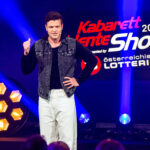 Die Kabarett Talente Show 2026 (2/2) - Neue Talente braucht das Land: Nina Hartmann begibt sich wieder auf die Suche nach den spannendsten und besten Talenten der heimischen Kleinkunst, Comedy und Satire. Unterstützt wird sie dabei von einer namhaften Jury, bestehend aus Kabarettstars. Wer kann das Publikum und die Jury am meisten überzeugen? Die Kabarett Talente Show powered by Österreichischen Lotterien ist ein verlässlicher Garant, Newcomern ein Sprungbrett zu ermöglichen. Der/die Gewinner/in erhält einen fixen Auftritt beim Wiener Kabarettfestival. Im Bild: Roman Josef Schwendt. - SENDUNG: ORFIII - DO - 18.06.2026 - 23:00 Uhr - Foto: ORF/Hubert Mican - Veröffentlichung honorarfrei nur für redaktionelle Berichterstattung in Sendungszusammenhang und mit Copyrightangabe. Kontakt: foto@orf.at