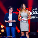 Die Kabarett Talente Show 2026 (2/2) - Neue Talente braucht das Land: Nina Hartmann begibt sich wieder auf die Suche nach den spannendsten und besten Talenten der heimischen Kleinkunst, Comedy und Satire. Unterstützt wird sie dabei von einer namhaften Jury, bestehend aus Kabarettstars. Wer kann das Publikum und die Jury am meisten überzeugen? Die Kabarett Talente Show powered by Österreichischen Lotterien ist ein verlässlicher Garant, Newcomern ein Sprungbrett zu ermöglichen. Der/die Gewinner/in erhält einen fixen Auftritt beim Wiener Kabarettfestival. Im Bild: Claudia Reithner, Nina Hartmann. - SENDUNG: ORFIII - DO - 18.06.2026 - 23:00 Uhr - Foto: ORF/Hubert Mican - Veröffentlichung honorarfrei nur für redaktionelle Berichterstattung in Sendungszusammenhang und mit Copyrightangabe. Kontakt: foto@orf.at