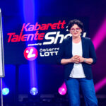Die Kabarett Talente Show 2026 (2/2) - Neue Talente braucht das Land: Nina Hartmann begibt sich wieder auf die Suche nach den spannendsten und besten Talenten der heimischen Kleinkunst, Comedy und Satire. Unterstützt wird sie dabei von einer namhaften Jury, bestehend aus Kabarettstars. Wer kann das Publikum und die Jury am meisten überzeugen? Die Kabarett Talente Show powered by Österreichischen Lotterien ist ein verlässlicher Garant, Newcomern ein Sprungbrett zu ermöglichen. Der/die Gewinner/in erhält einen fixen Auftritt beim Wiener Kabarettfestival. Im Bild: Claudia Reithner. - SENDUNG: ORFIII - DO - 18.06.2026 - 23:00 Uhr - Foto: ORF/Hubert Mican - Veröffentlichung honorarfrei nur für redaktionelle Berichterstattung in Sendungszusammenhang und mit Copyrightangabe. Kontakt: foto@orf.at