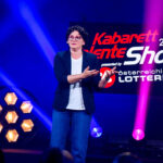 Die Kabarett Talente Show 2026 (2/2) - Neue Talente braucht das Land: Nina Hartmann begibt sich wieder auf die Suche nach den spannendsten und besten Talenten der heimischen Kleinkunst, Comedy und Satire. Unterstützt wird sie dabei von einer namhaften Jury, bestehend aus Kabarettstars. Wer kann das Publikum und die Jury am meisten überzeugen? Die Kabarett Talente Show powered by Österreichischen Lotterien ist ein verlässlicher Garant, Newcomern ein Sprungbrett zu ermöglichen. Der/die Gewinner/in erhält einen fixen Auftritt beim Wiener Kabarettfestival. Im Bild: Claudia Reithner. - SENDUNG: ORFIII - DO - 18.06.2026 - 23:00 Uhr - Foto: ORF/Hubert Mican - Veröffentlichung honorarfrei nur für redaktionelle Berichterstattung in Sendungszusammenhang und mit Copyrightangabe. Kontakt: foto@orf.at