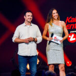 Die Kabarett Talente Show 2026 (2/2) - Neue Talente braucht das Land: Nina Hartmann begibt sich wieder auf die Suche nach den spannendsten und besten Talenten der heimischen Kleinkunst, Comedy und Satire. Unterstützt wird sie dabei von einer namhaften Jury, bestehend aus Kabarettstars. Wer kann das Publikum und die Jury am meisten überzeugen? Die Kabarett Talente Show powered by Österreichischen Lotterien ist ein verlässlicher Garant, Newcomern ein Sprungbrett zu ermöglichen. Der/die Gewinner/in erhält einen fixen Auftritt beim Wiener Kabarettfestival. Im Bild: Mark Kautschek, Nina Hartmann. - SENDUNG: ORFIII - DO - 18.06.2026 - 23:00 Uhr - Foto: ORF/Hubert Mican - Veröffentlichung honorarfrei nur für redaktionelle Berichterstattung in Sendungszusammenhang und mit Copyrightangabe. Kontakt: foto@orf.at
